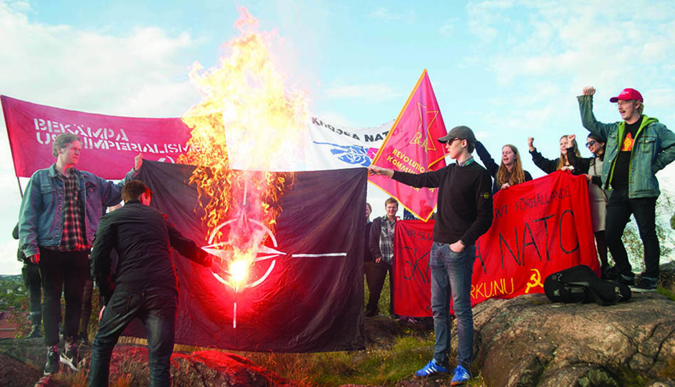 Flaggbränning vid motdemonstration mot Nato
