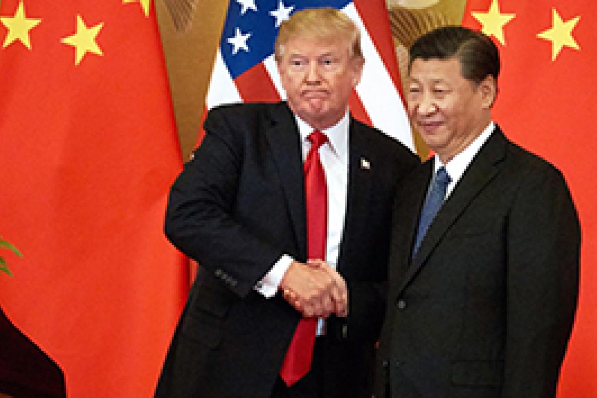 Donald Trump skakar hand med Xi-Jin Ping