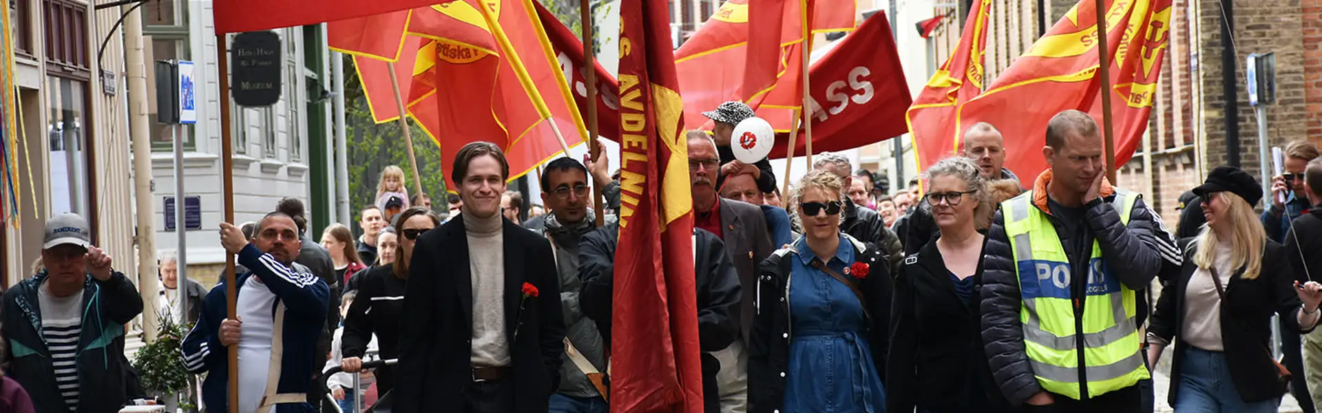 Bild framifr&aring;n p&aring; Kommunisternas f&ouml;rsta maj t&aring;g i G&ouml;teborg 2022