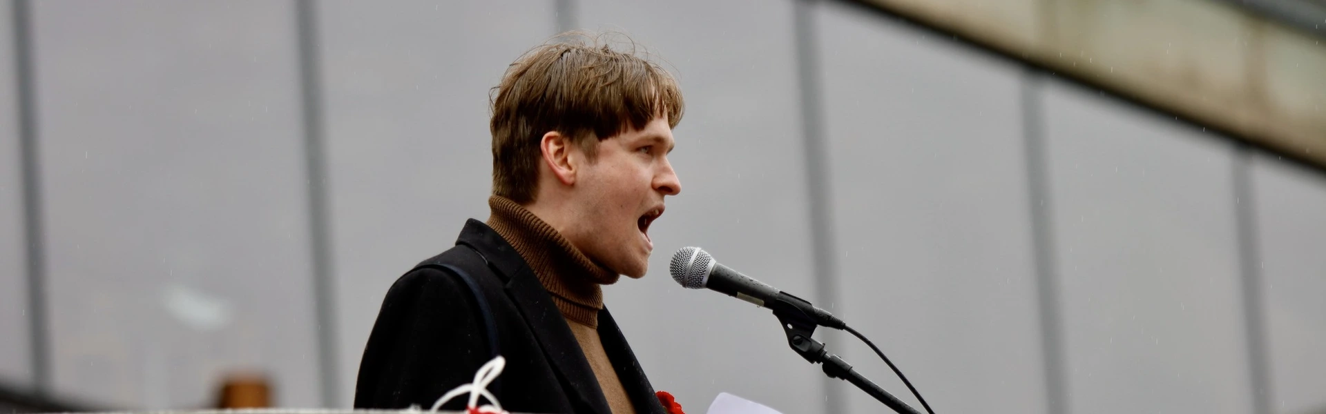 Ordf&ouml;rande Sakarias Bergs&eacute;n talar p&aring; R&ouml;d front i Stockholm 2023