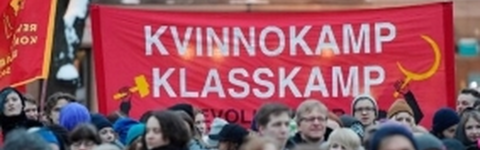 8 mars demonstrationst&aring;g i Stockholm d&auml;r banderollen "Kvinnokamp, Klasskamp" syns