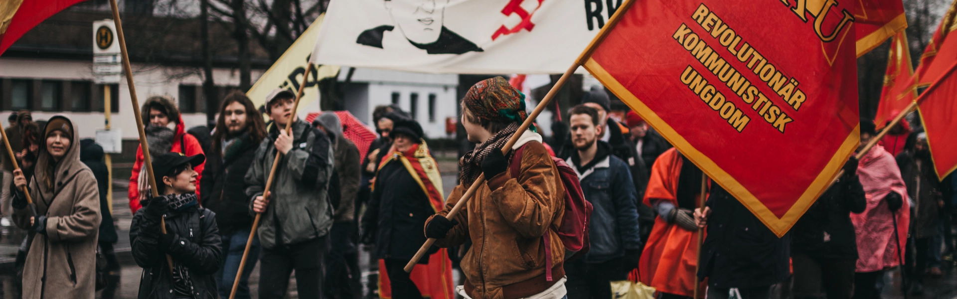 Fotografi f&ouml;rest&auml;llande Kommunistiska Partiet och RKU:s deltagare vid LL-demonstrationen i Berlin