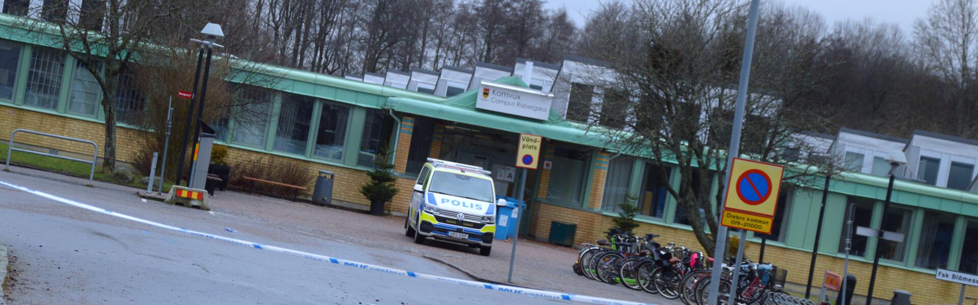 Bild på entren till Campus Risbergska med en parkerad polisbil utanför