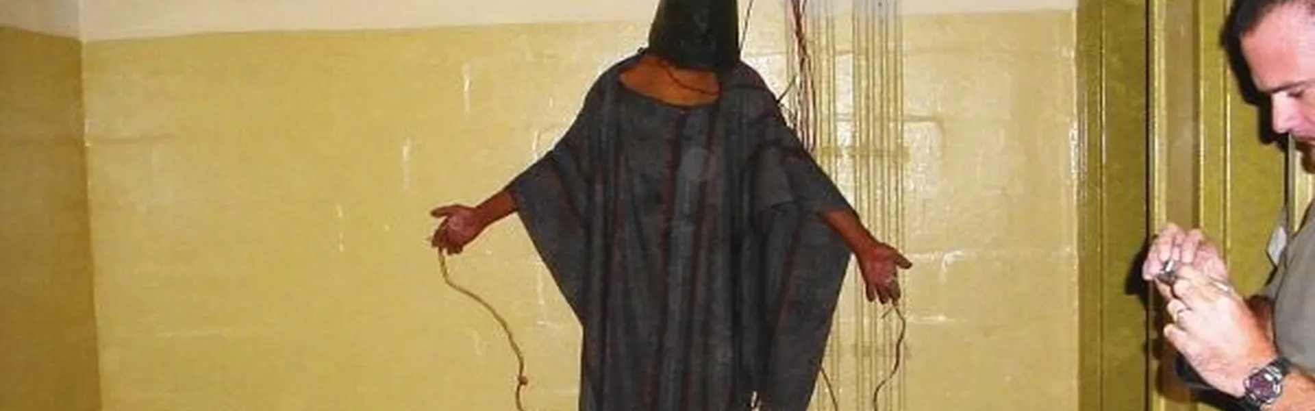 Bild p&aring; en f&aring;nge i f&auml;ngelset Abu Ghraib