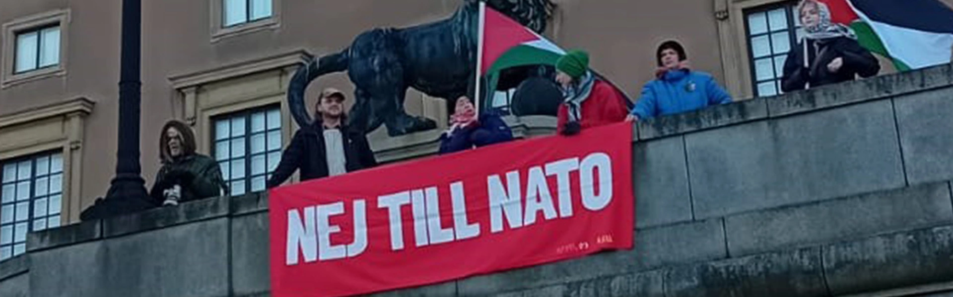 Bild p&aring; RKU med banderoll vid demonstrationen