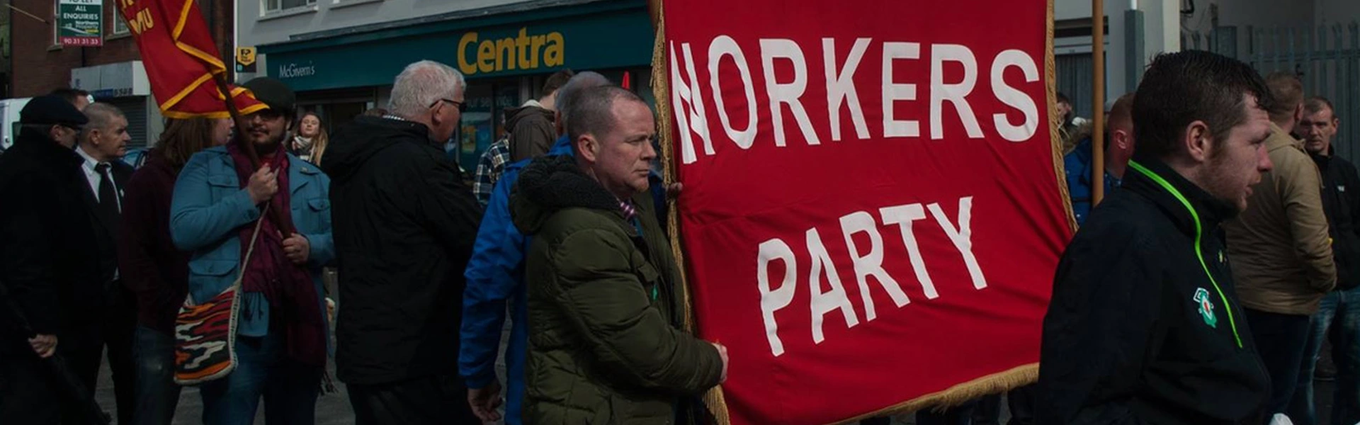 Workers party banderoll och brigaddeltagare
