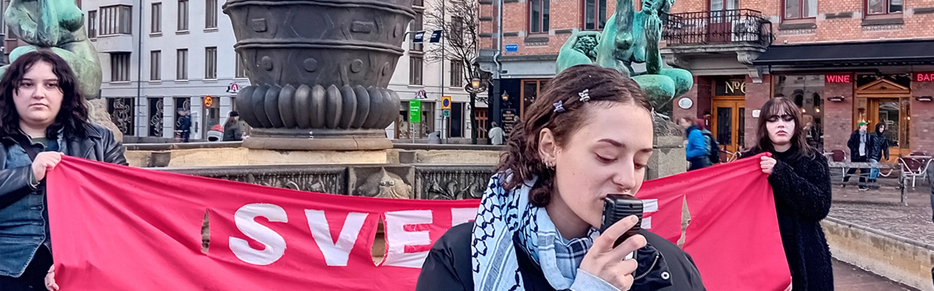 Medlemmar har torgm&ouml;te p&aring; kaderskolan