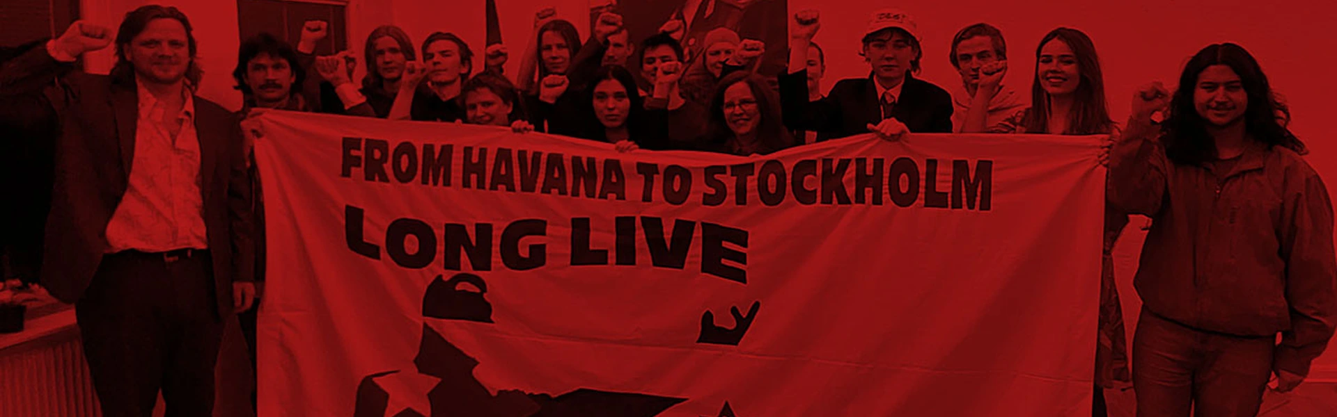 Bild p&aring; deltagare fr&aring;n RKU som h&aring;ller upp en banderoll med texten "From Havanan to Stockholm, Long live proletarioan internationalism"