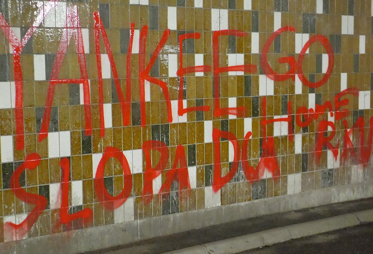 Klotter på en vägg.