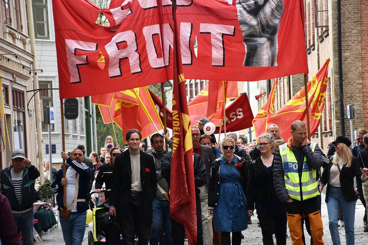 Bild framifrån på Kommunisternas första maj tåg i Göteborg 2022