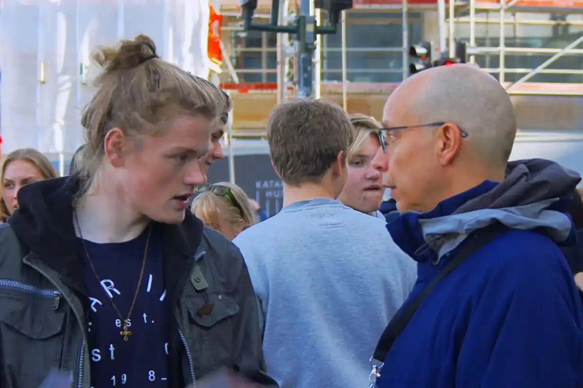 Medlem har en konversation med en f&ouml;rbipasserande d&aring; de delar ut flygblad