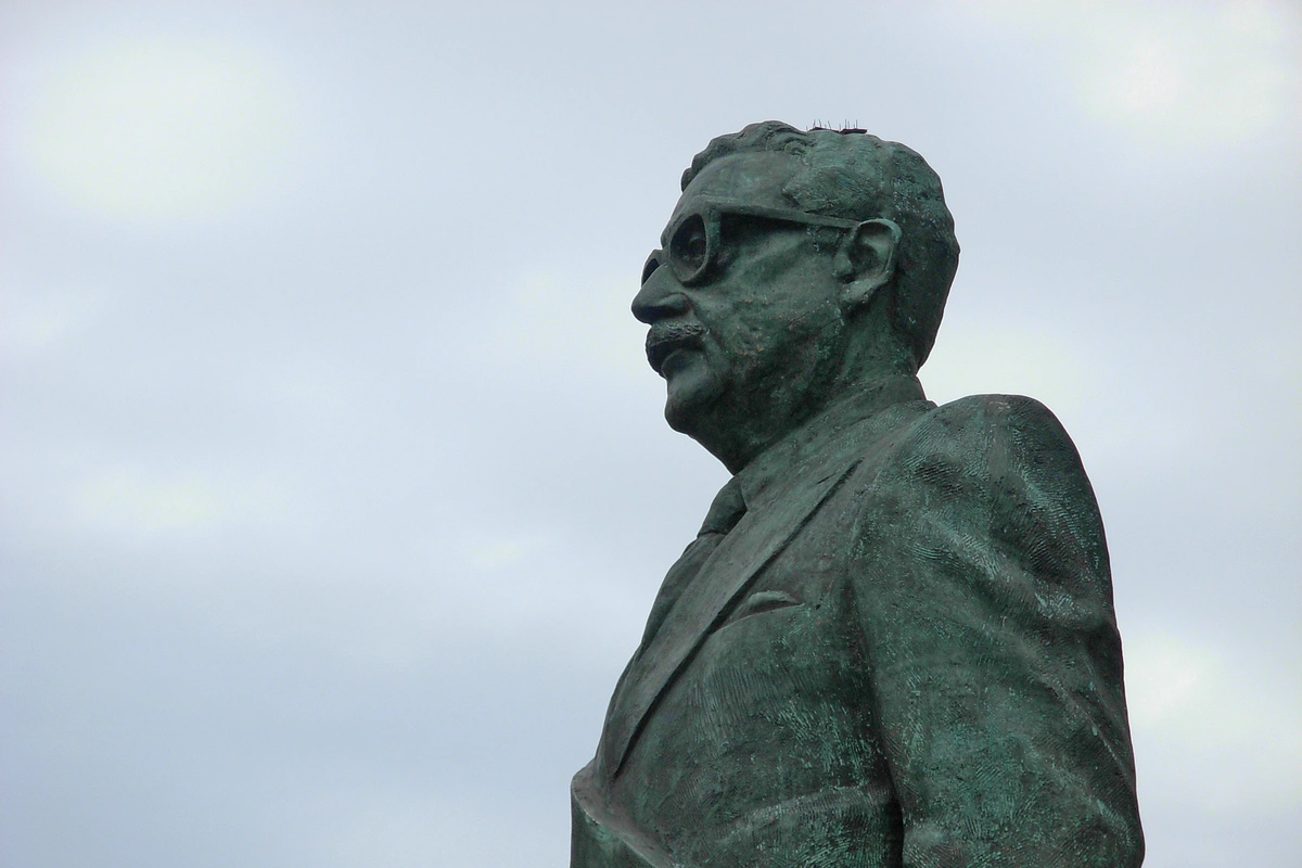 En bild p&aring; en staty av Salvador Allende
