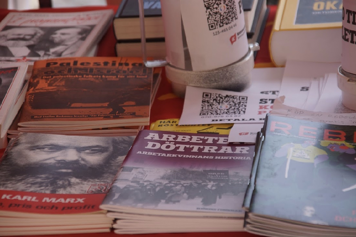 Bild p&aring; socialistisk litteratur vid ett bokbord med RKU