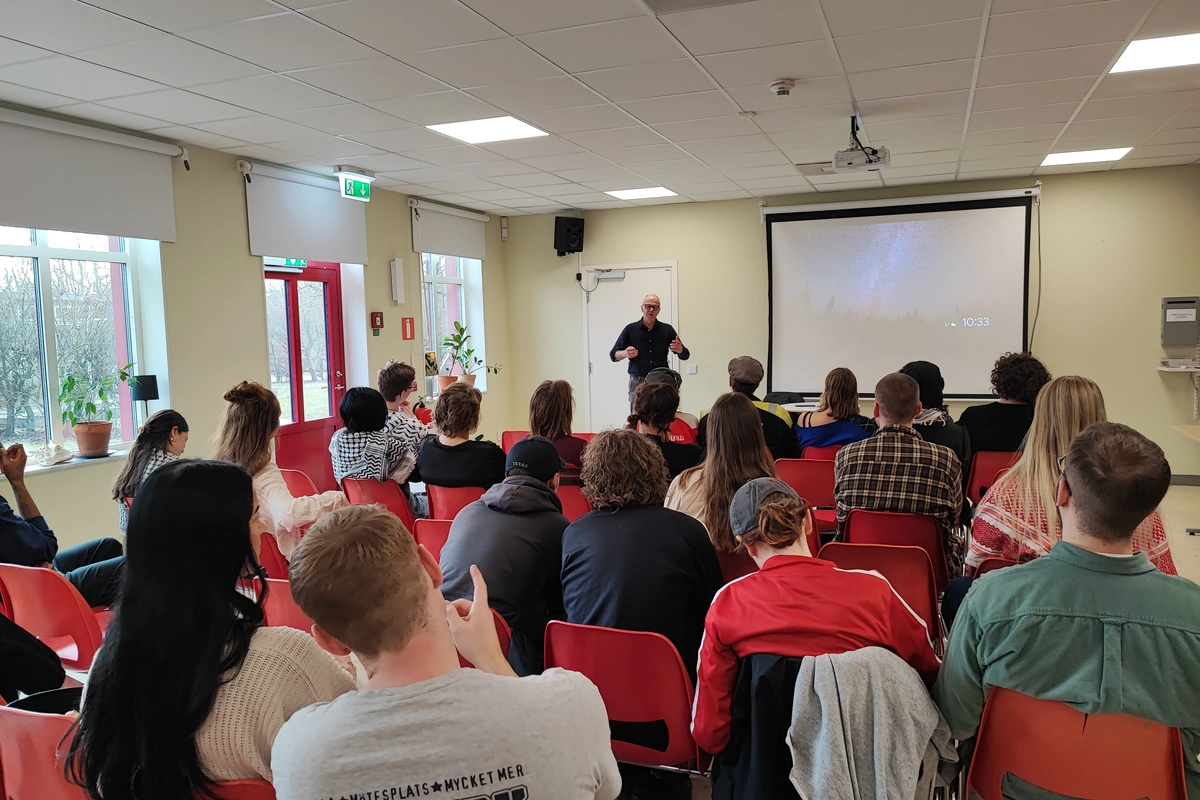 Torkil Lauersen f&ouml;rel&auml;ser vid den antiimperialistiska ungdomskonferensen