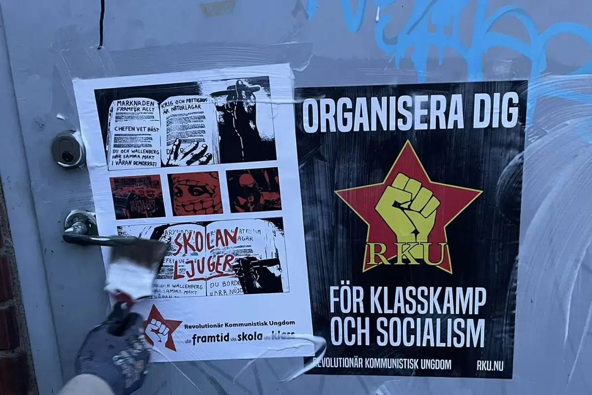 En affisch fr&aring;n skolkampanjen klistras upp