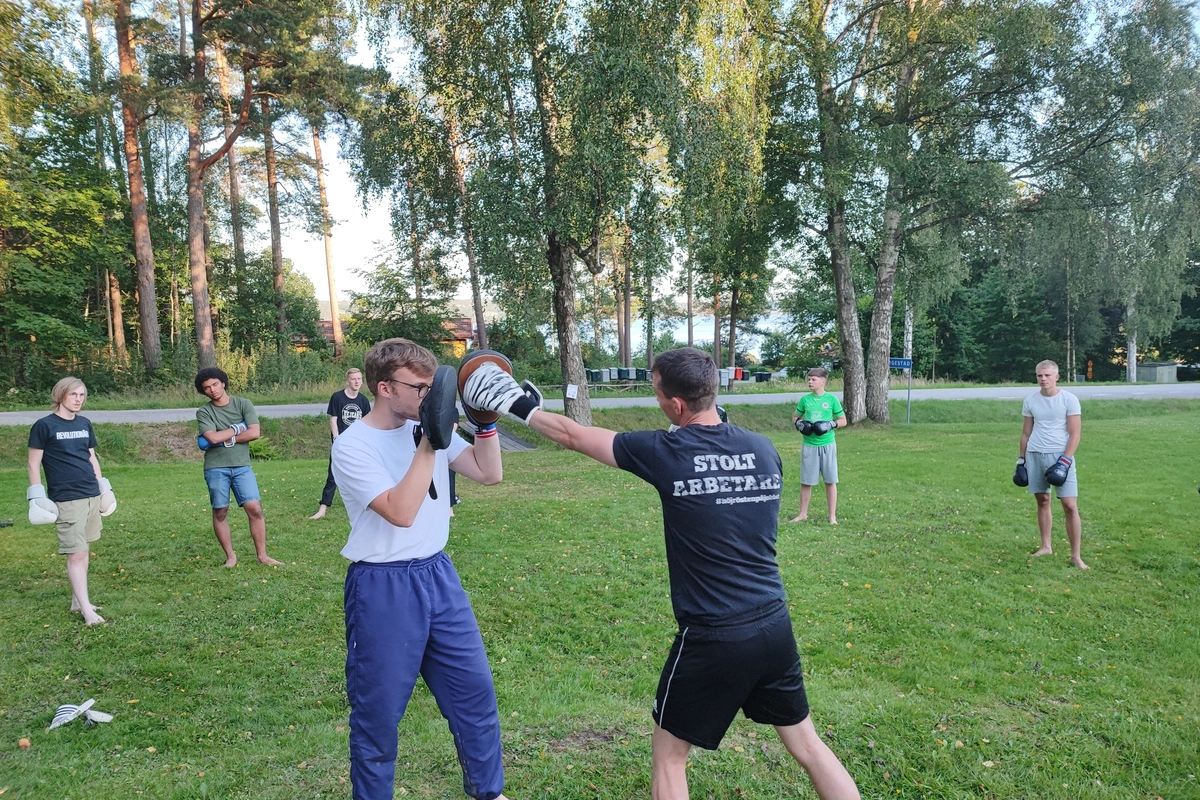 L&auml;gerdeltagare pr&ouml;var boxning.