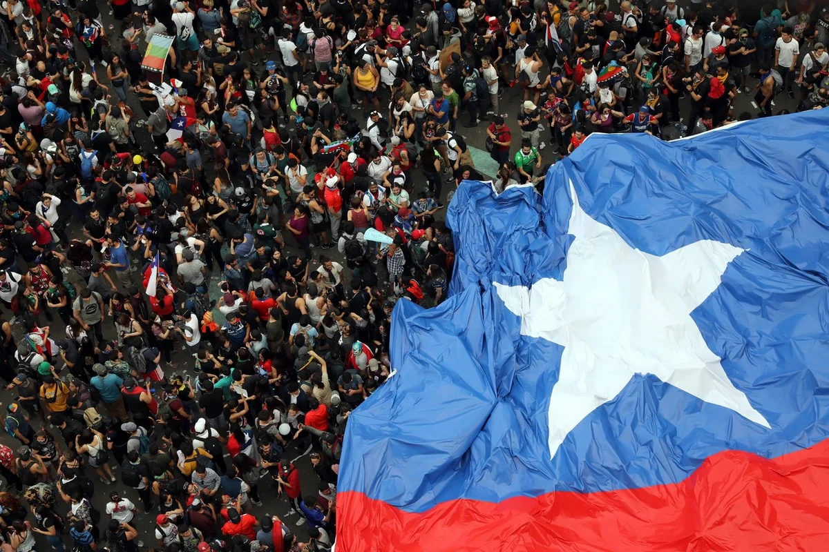 Stor flagga i m&auml;nniskohav