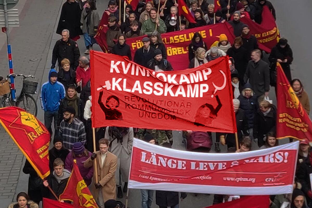 Banderoll där det står kvinnokamp klasskamp