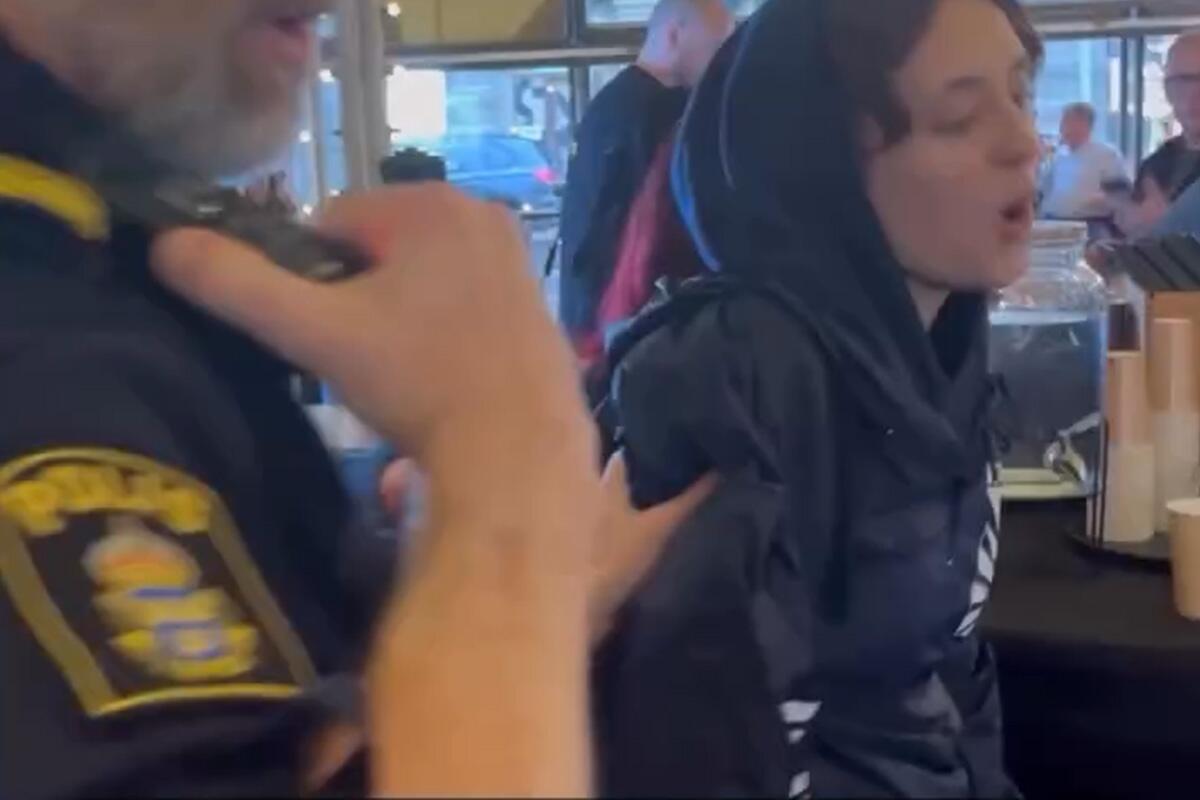 Polisen eskorterar ut en demonstrant