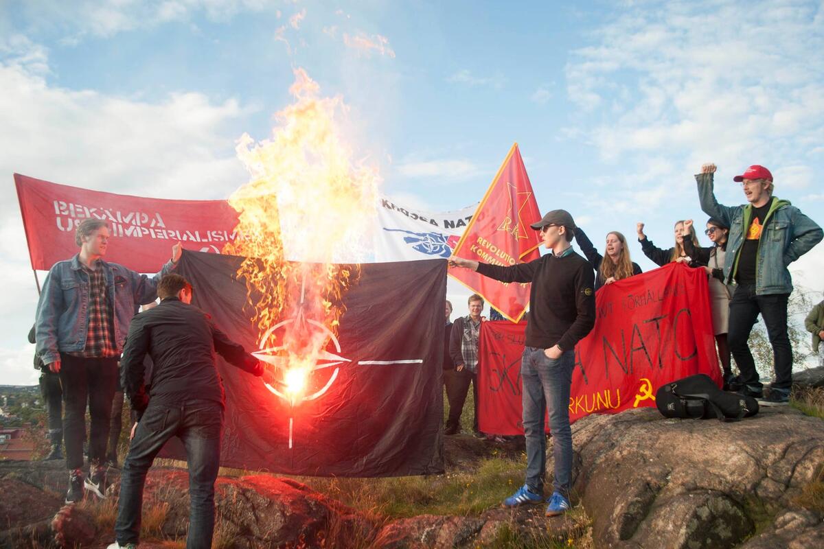 RKU:are bränner Natoflagga under Aurora17 2017