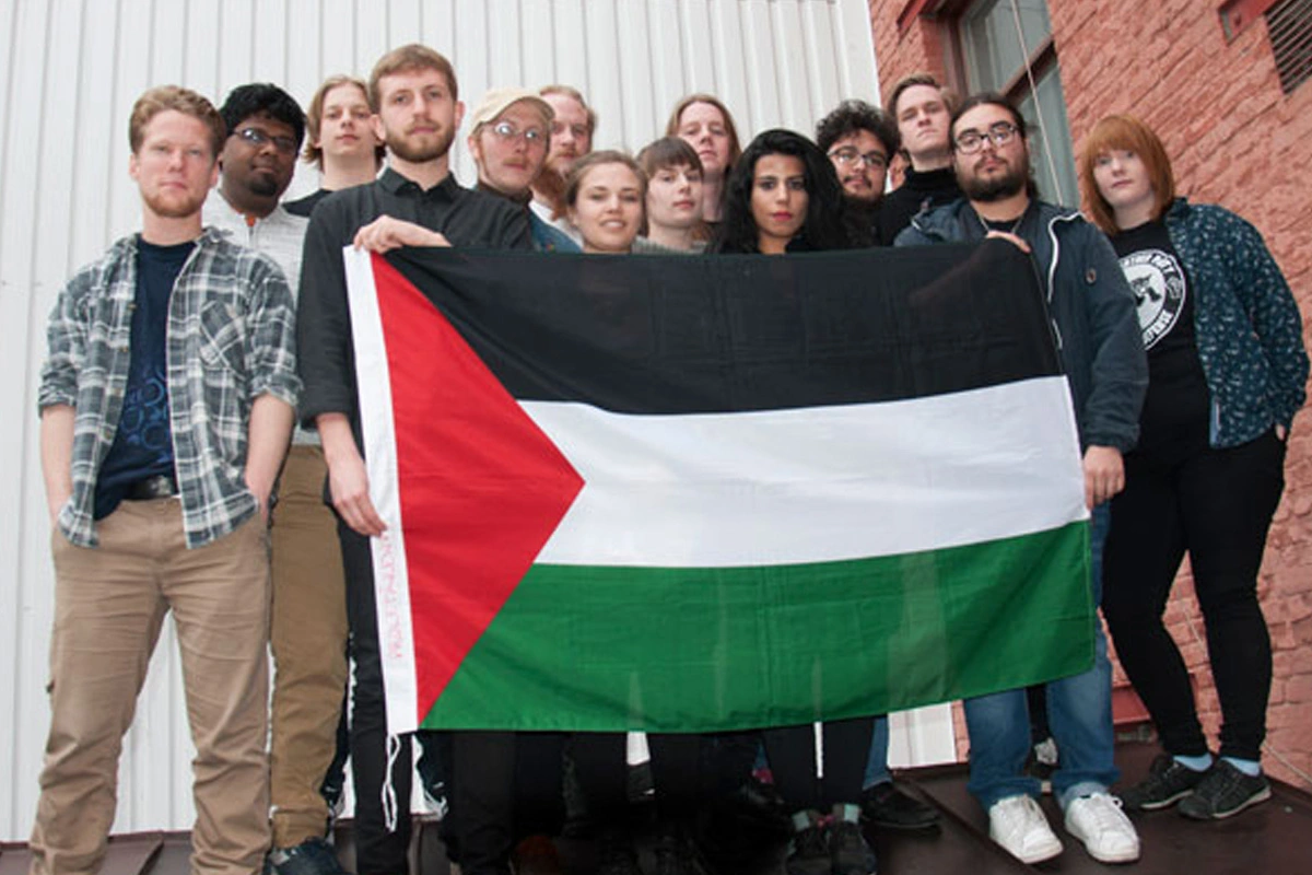 RKU:s centralstyrelse med Palestinaflagga