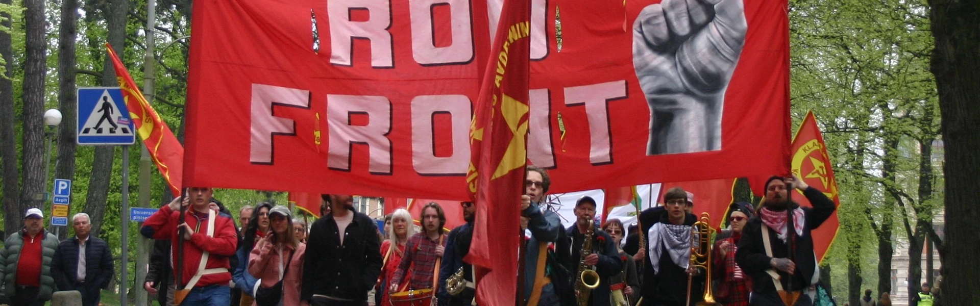 Fronten av R&ouml;d front demonstartionst&aring;get i G&ouml;teborg 2025