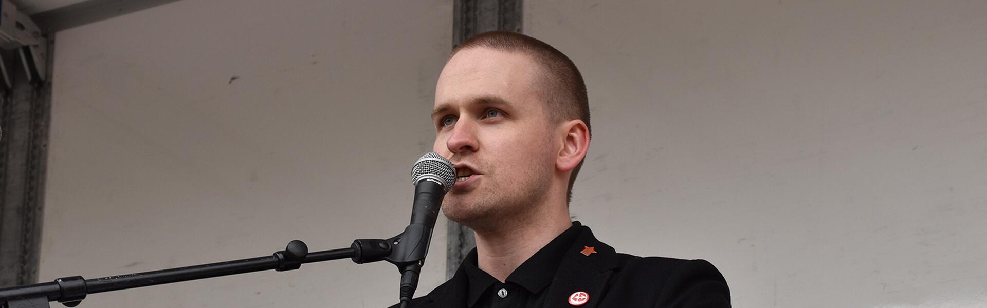 Bild på RKU:s förbundsordförande Sakarias Bergsén då han talar på Röd front i Göteborg.