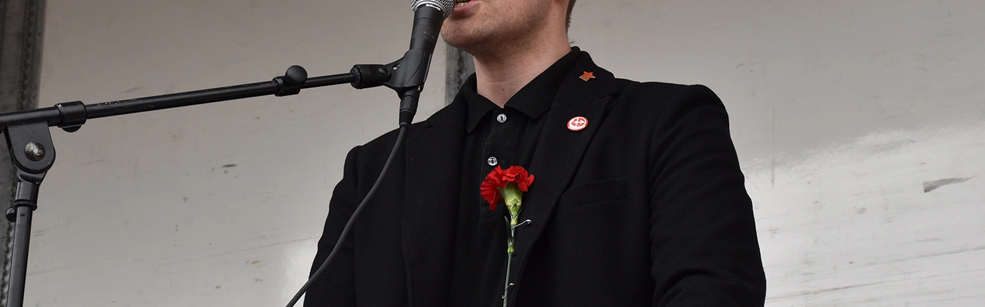 Bild p&aring; RKU:s f&ouml;rbundsordf&ouml;rande Sakarias Bergs&eacute;n d&aring; han talar p&aring; R&ouml;d front i G&ouml;teborg.