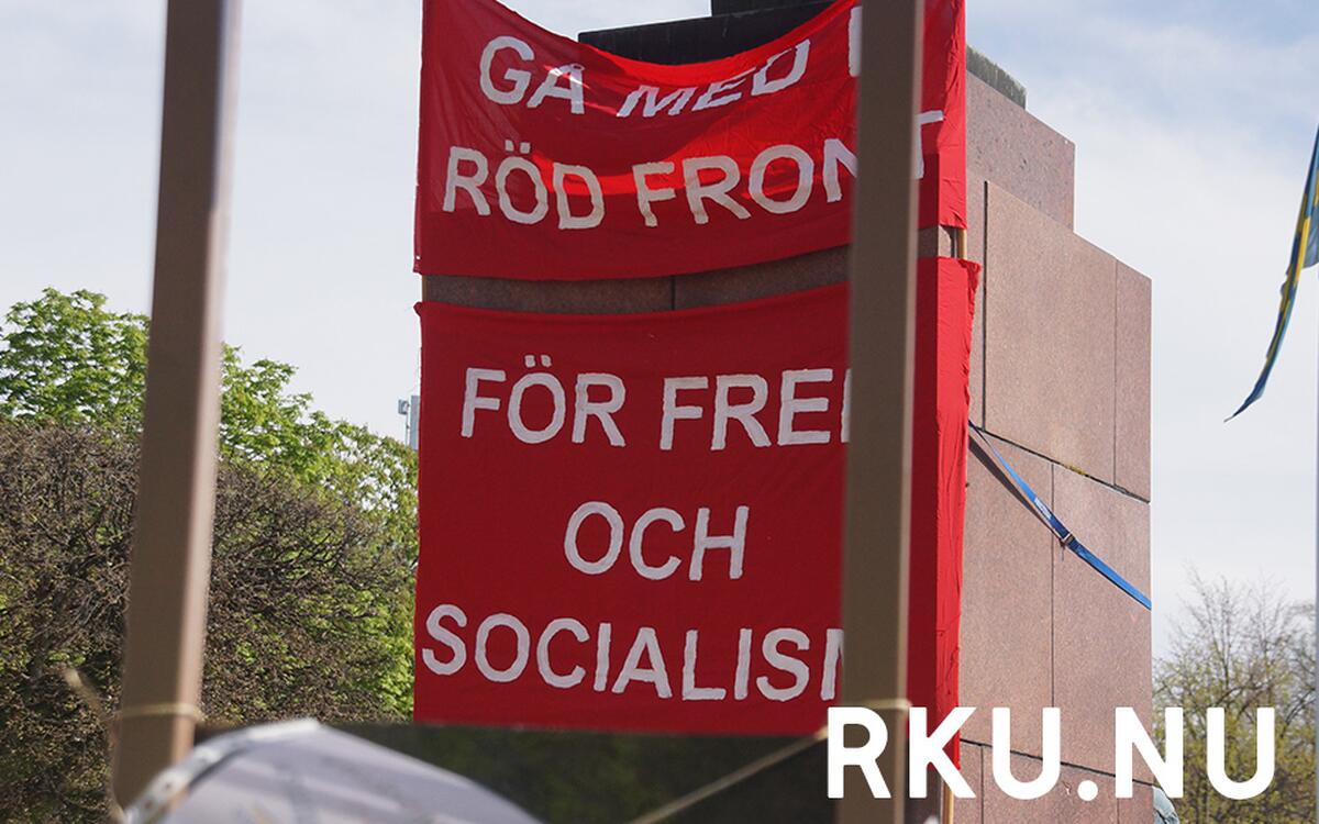 Banderoll med texten "För fred och Socialism" vid Röd front 2025 i Karlstad