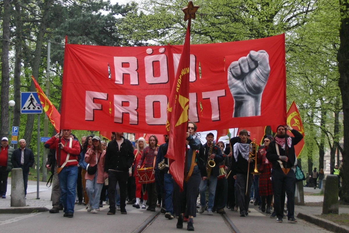 Fronten av R&ouml;d front demonstartionst&aring;get i G&ouml;teborg 2025