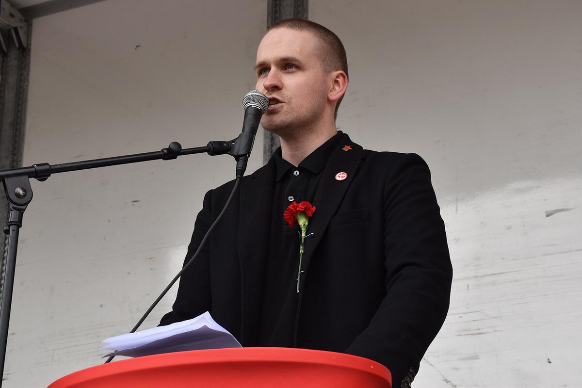 Bild på RKU:s förbundsordförande Sakarias Bergsén då han talar på Röd front i Göteborg.