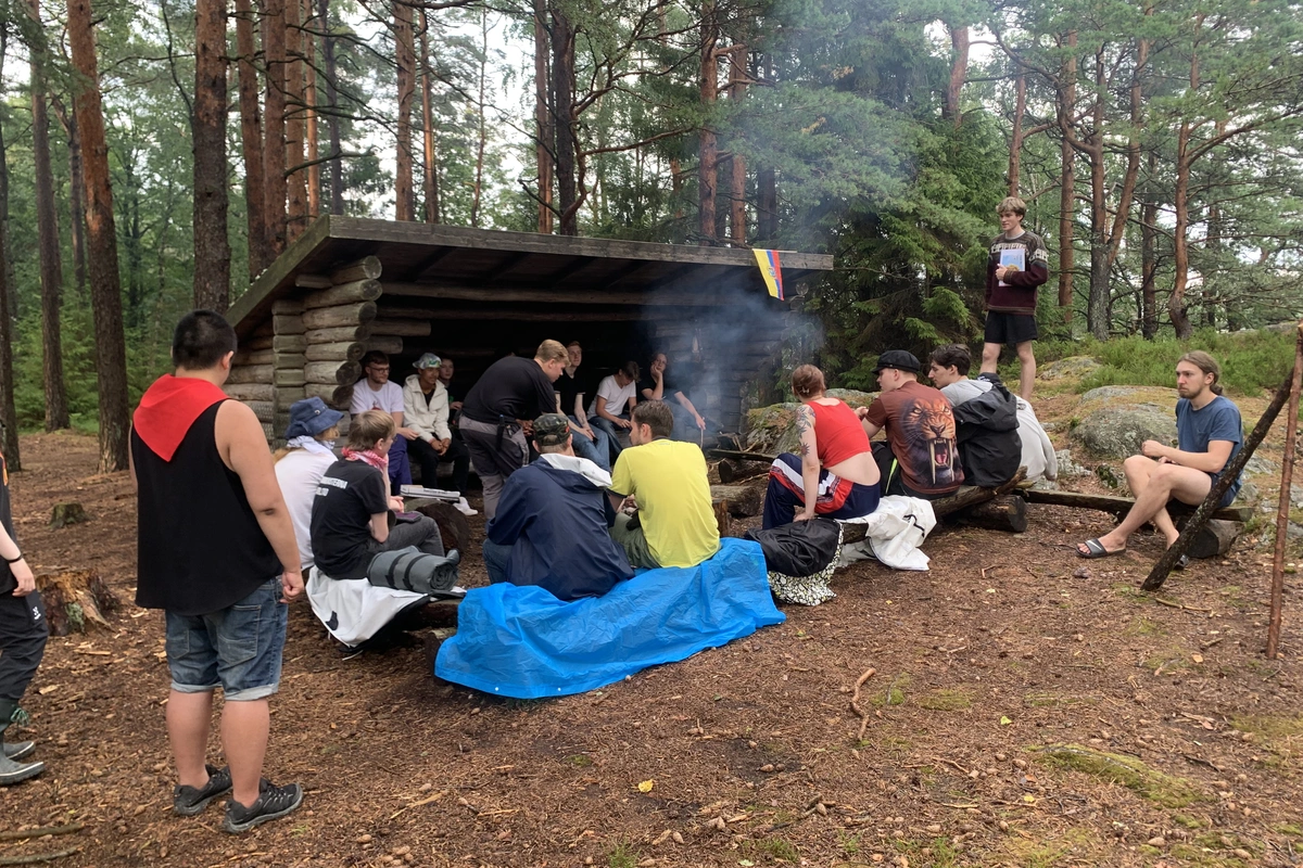 Deltagare p&aring; RKU:s sommarl&auml;ger lyssnar p&aring; ett f&ouml;redrag om Ecuador.